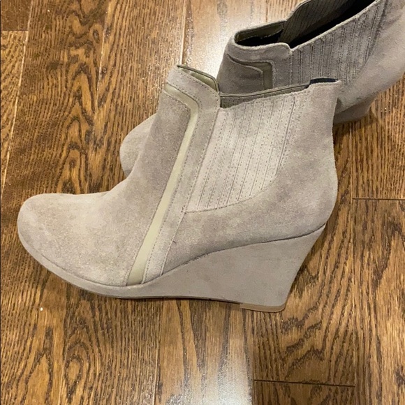 Beige suede wedge ankle boots - Picture 3 of 4